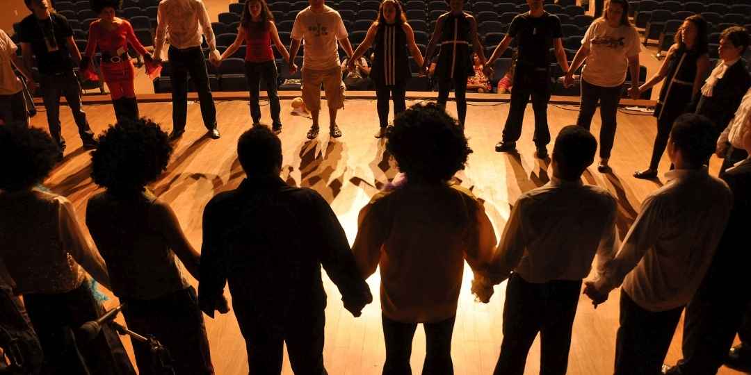 Depășește anxietatea socială prin impro – Centrul EKA