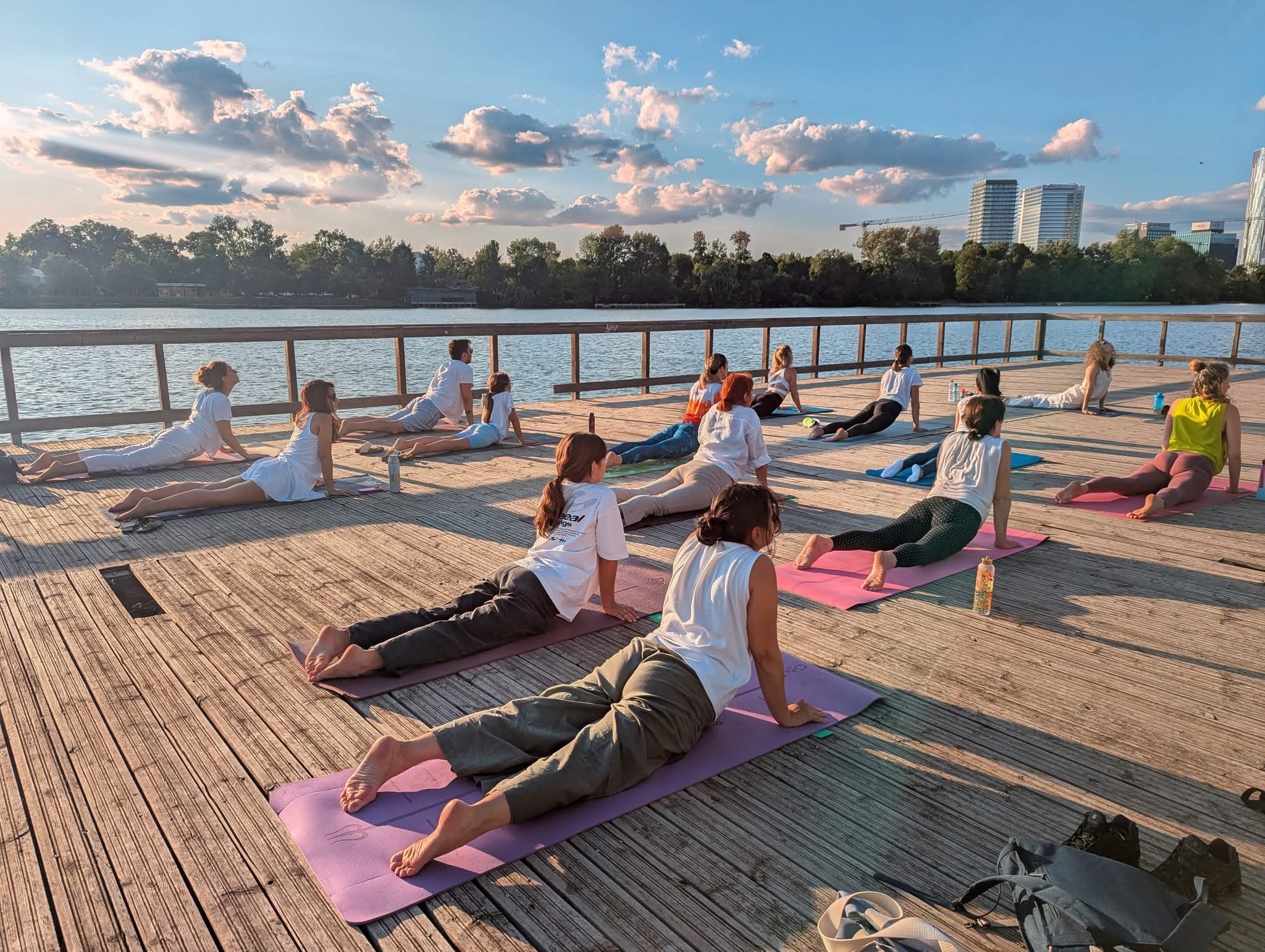 Yoga by the Lake — yoga pe ponton la Floreasca – Centrul EKA