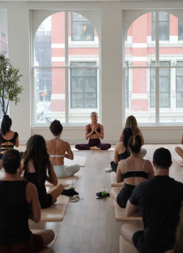 Christina Ionno ghidând o meditație de grup la Three Jewels NYC