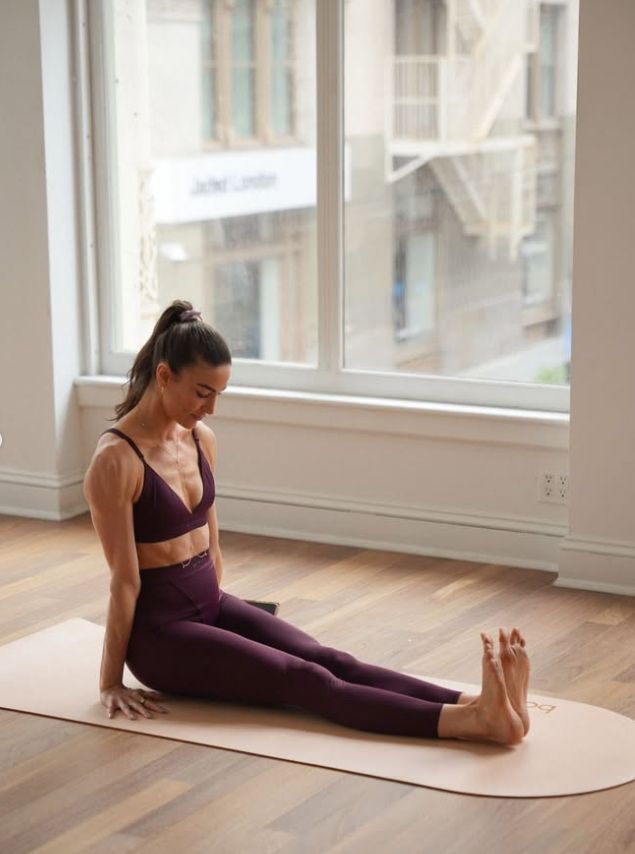 Christina Ionno în postura Dandasana