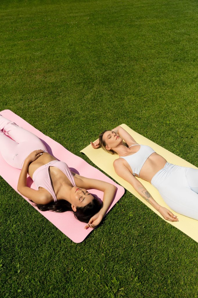 Relaxare pe saltelele de yoga la Community Day MUV și EKA